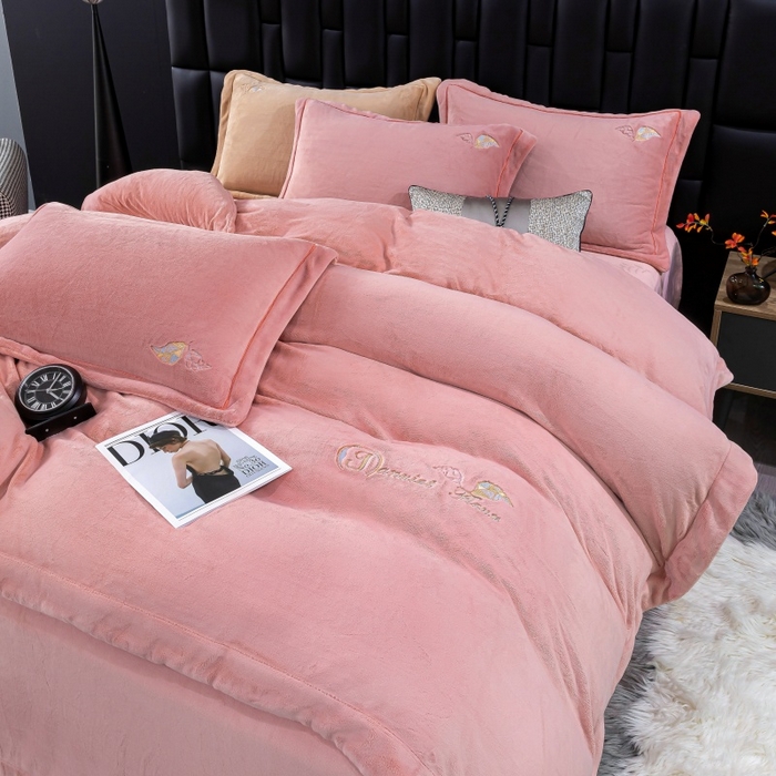 91家纺网 家纺一手货源 找家纺 优姿家纺 2025新款300克全消光牛奶蛋白蚕丝绒四件套 伊琳娜-豆沙红