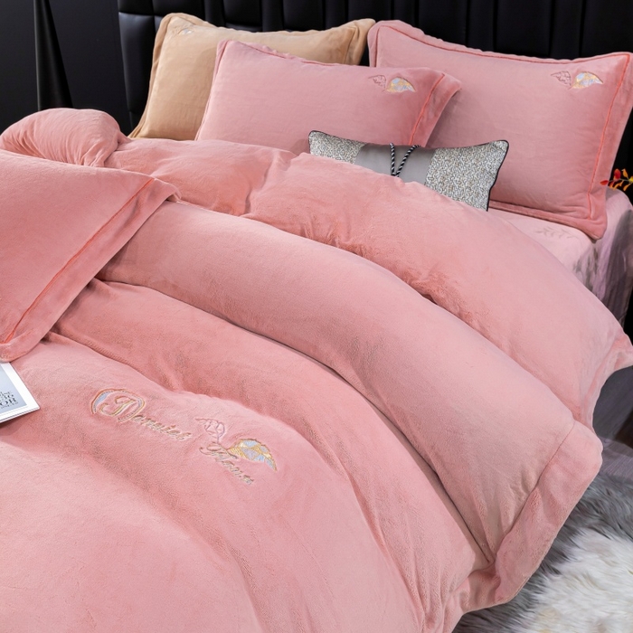 91家纺网 家纺一手货源 找家纺 优姿家纺 2025新款300克全消光牛奶蛋白蚕丝绒四件套 伊琳娜-豆沙红