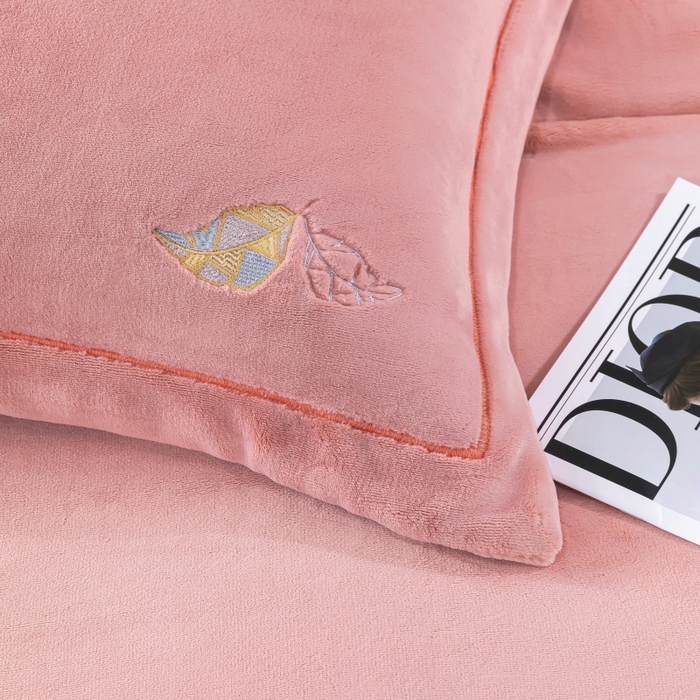 91家纺网 家纺一手货源 找家纺 优姿家纺 2025新款300克全消光牛奶蛋白蚕丝绒四件套 伊琳娜-豆沙红