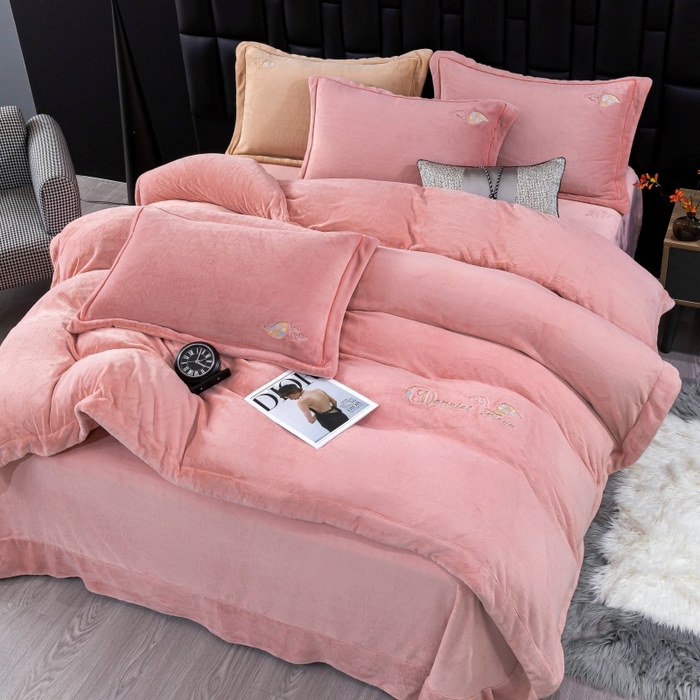 91家纺网 家纺一手货源 找家纺 优姿家纺 2025新款300克全消光牛奶蛋白蚕丝绒四件套 伊琳娜-豆沙红