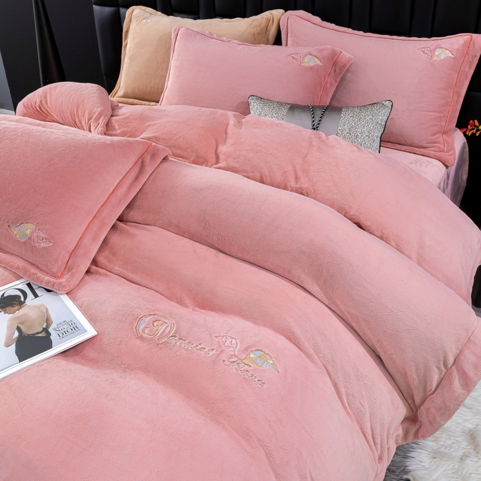 91家纺网 家纺一手货源 找家纺 优姿家纺 2025新款300克全消光牛奶蛋白蚕丝绒四件套 伊琳娜-豆沙红