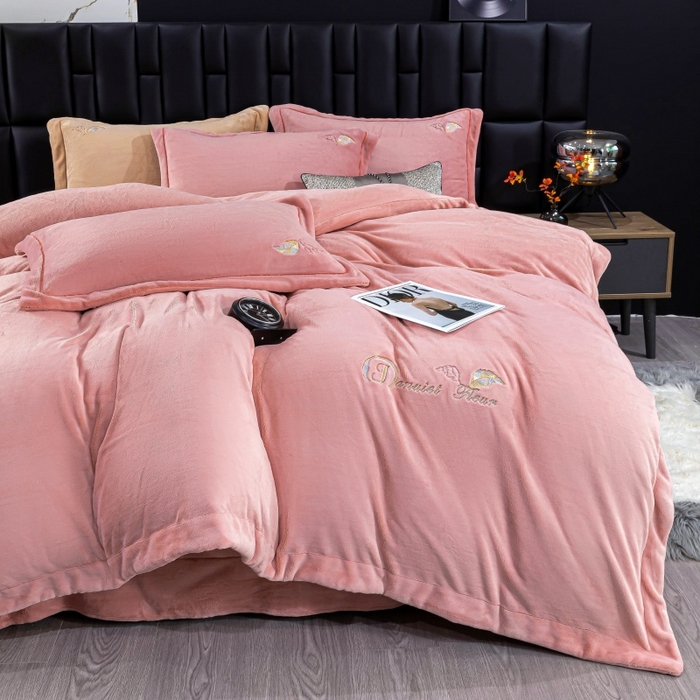 91家纺网 家纺一手货源 找家纺 优姿家纺 2025新款300克全消光牛奶蛋白蚕丝绒四件套 伊琳娜-豆沙红