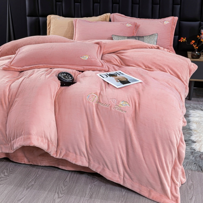 91家纺网 家纺一手货源 找家纺 优姿家纺 2025新款300克全消光牛奶蛋白蚕丝绒四件套 伊琳娜-豆沙红