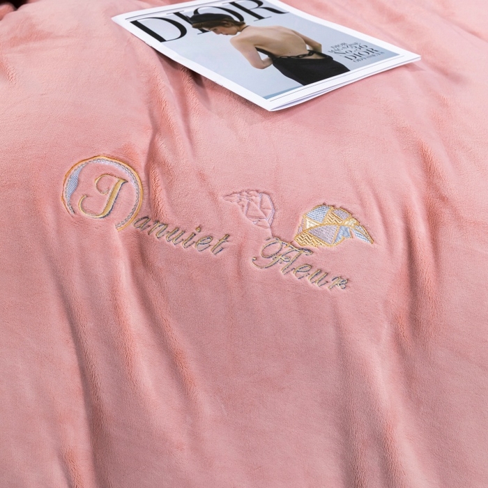 91家纺网 家纺一手货源 找家纺 优姿家纺 2025新款300克全消光牛奶蛋白蚕丝绒四件套 伊琳娜-豆沙红