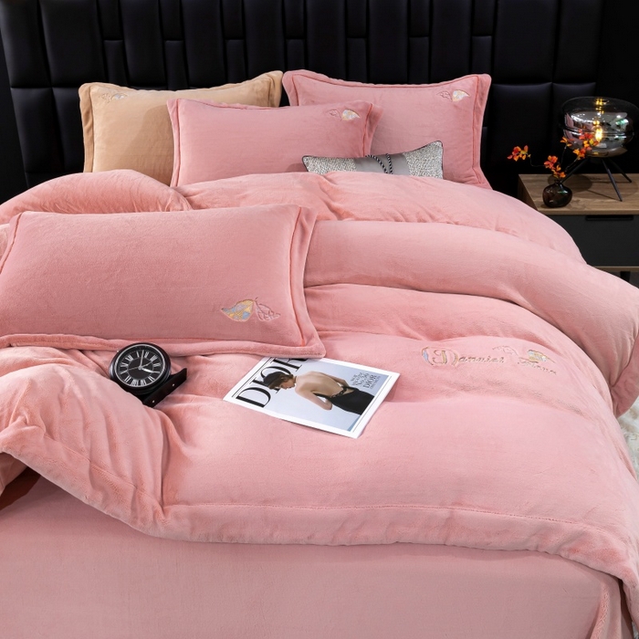 91家纺网 家纺一手货源 找家纺 优姿家纺 2025新款300克全消光牛奶蛋白蚕丝绒四件套 伊琳娜-豆沙红