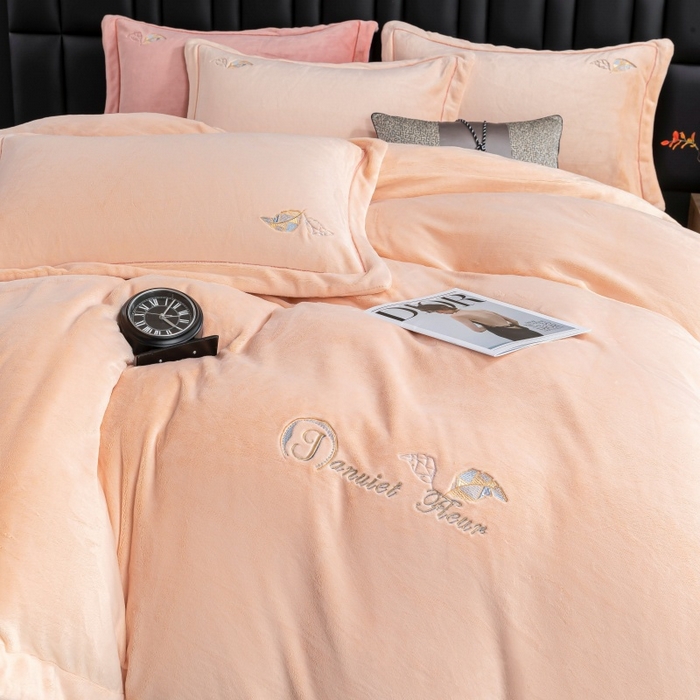 91家纺网 家纺一手货源 找家纺 优姿家纺 2025新款300克全消光牛奶蛋白蚕丝绒四件套 伊琳娜-粉玉