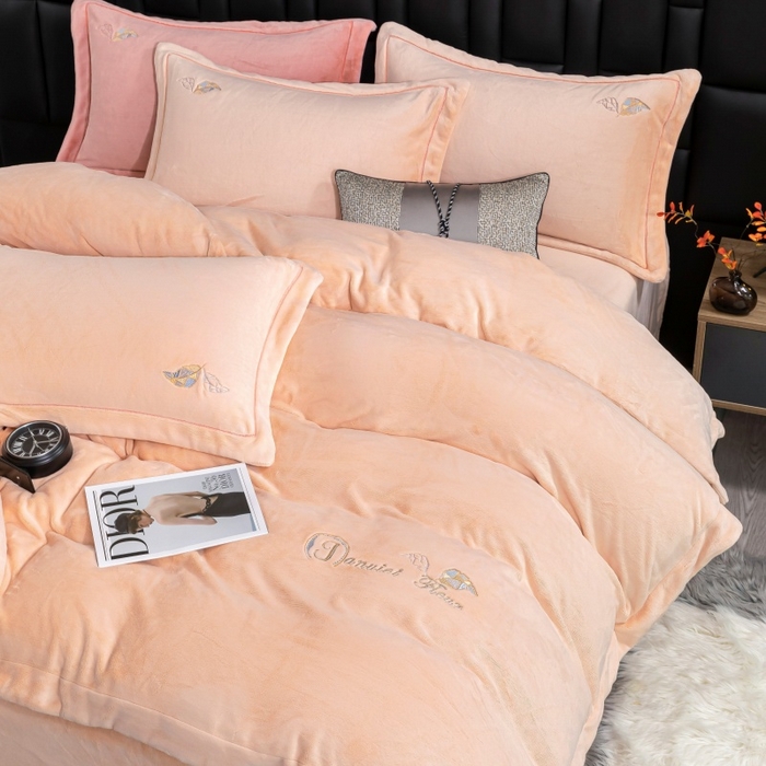 91家纺网 家纺一手货源 找家纺 优姿家纺 2025新款300克全消光牛奶蛋白蚕丝绒四件套 伊琳娜-粉玉