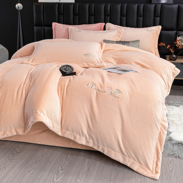 91家纺网 家纺一手货源 找家纺 优姿家纺 2025新款300克全消光牛奶蛋白蚕丝绒四件套 伊琳娜-粉玉