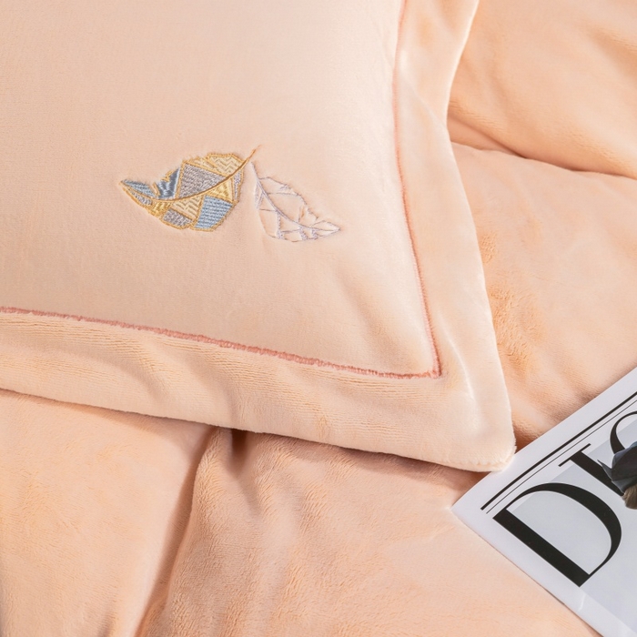 91家纺网 家纺一手货源 找家纺 优姿家纺 2025新款300克全消光牛奶蛋白蚕丝绒四件套 伊琳娜-粉玉