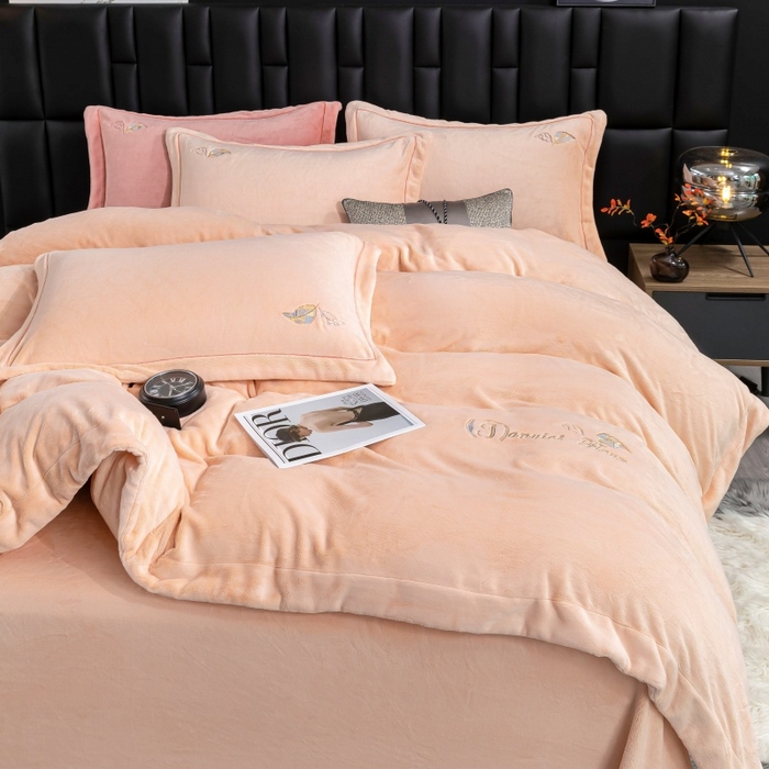 91家纺网 家纺一手货源 找家纺 优姿家纺 2025新款300克全消光牛奶蛋白蚕丝绒四件套 伊琳娜-粉玉