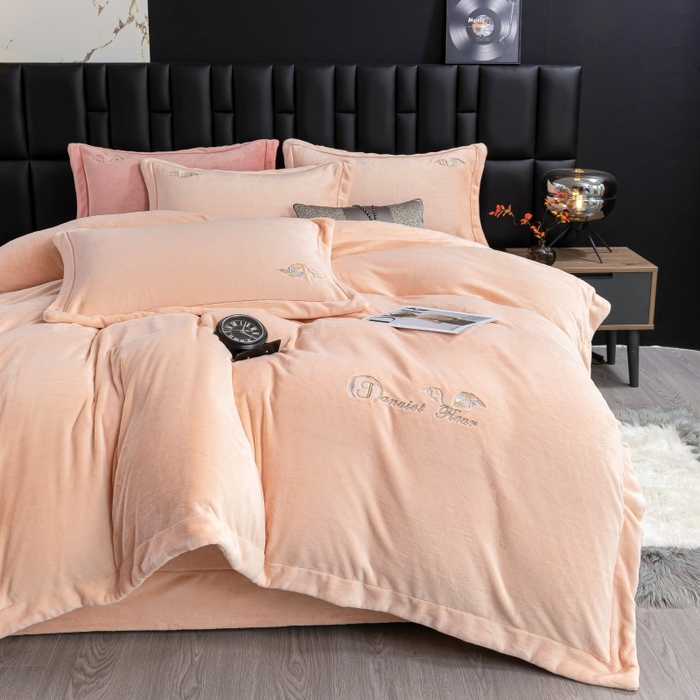 91家纺网 家纺一手货源 找家纺 优姿家纺 2025新款300克全消光牛奶蛋白蚕丝绒四件套 伊琳娜-粉玉