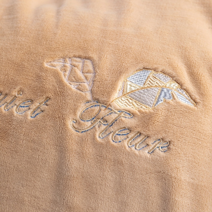 91家纺网 家纺一手货源 找家纺 优姿家纺 2025新款300克全消光牛奶蛋白蚕丝绒四件套 伊琳娜-米咖