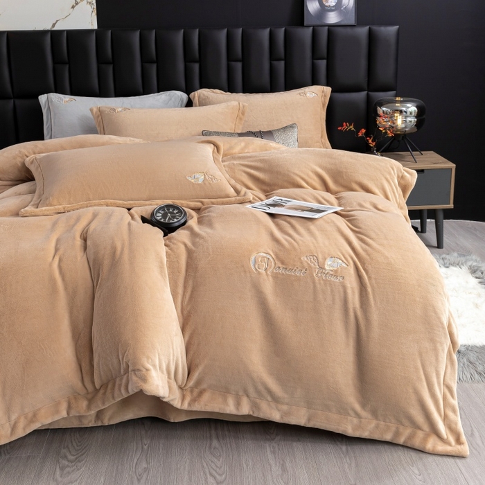 91家纺网 家纺一手货源 找家纺 优姿家纺 2025新款300克全消光牛奶蛋白蚕丝绒四件套 伊琳娜-米咖