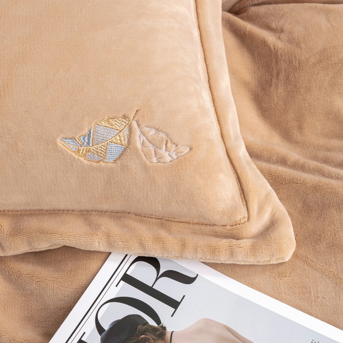 91家纺网 家纺一手货源 找家纺 优姿家纺 2025新款300克全消光牛奶蛋白蚕丝绒四件套 伊琳娜-米咖