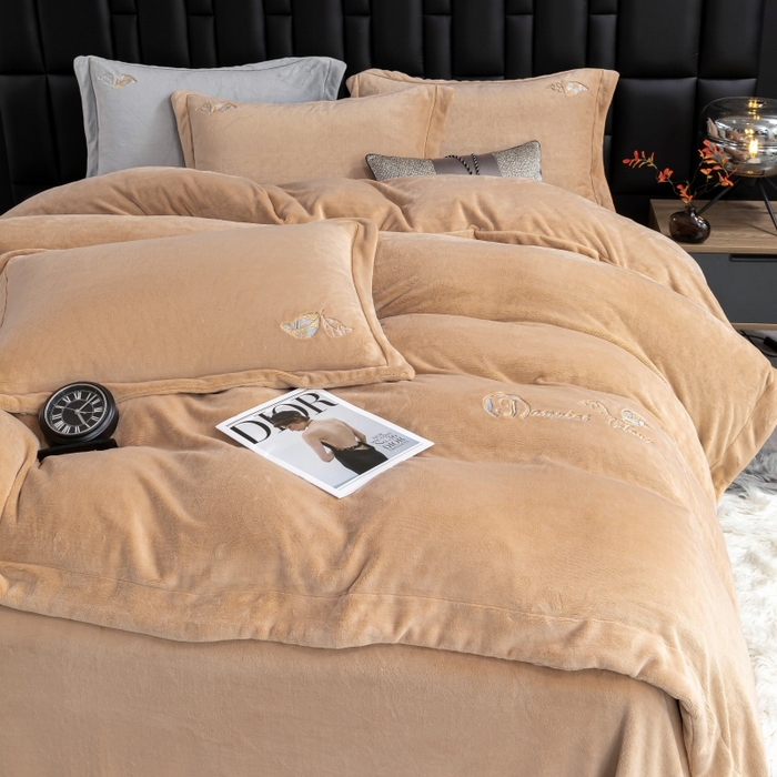 91家纺网 家纺一手货源 找家纺 优姿家纺 2025新款300克全消光牛奶蛋白蚕丝绒四件套 伊琳娜-米咖