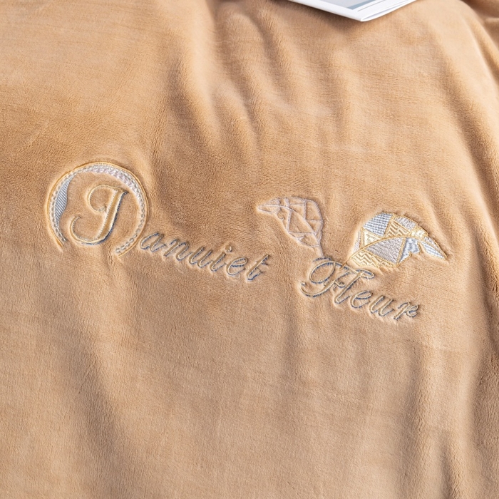 91家纺网 家纺一手货源 找家纺 优姿家纺 2025新款300克全消光牛奶蛋白蚕丝绒四件套 伊琳娜-米咖