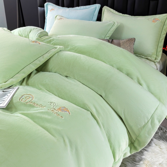 91家纺网 家纺一手货源 找家纺 优姿家纺 2025新款300克全消光牛奶蛋白蚕丝绒四件套 伊琳娜-抹茶绿