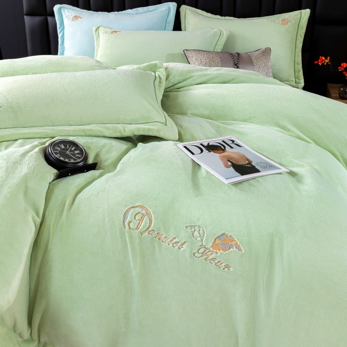 91家纺网 家纺一手货源 找家纺 优姿家纺 2025新款300克全消光牛奶蛋白蚕丝绒四件套 伊琳娜-抹茶绿