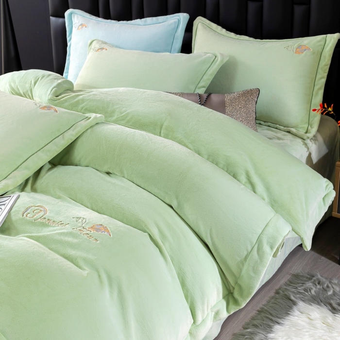 91家纺网 家纺一手货源 找家纺 优姿家纺 2025新款300克全消光牛奶蛋白蚕丝绒四件套 伊琳娜-抹茶绿