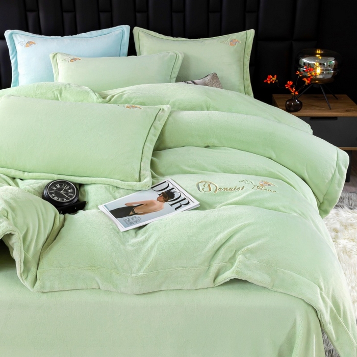 91家纺网 家纺一手货源 找家纺 优姿家纺 2025新款300克全消光牛奶蛋白蚕丝绒四件套 伊琳娜-抹茶绿