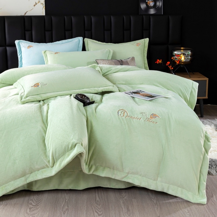 91家纺网 家纺一手货源 找家纺 优姿家纺 2025新款300克全消光牛奶蛋白蚕丝绒四件套 伊琳娜-抹茶绿