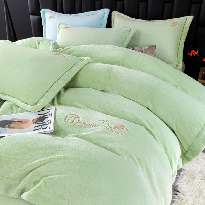 91家纺网 家纺一手货源 找家纺 优姿家纺 2025新款300克全消光牛奶蛋白蚕丝绒四件套 伊琳娜-抹茶绿