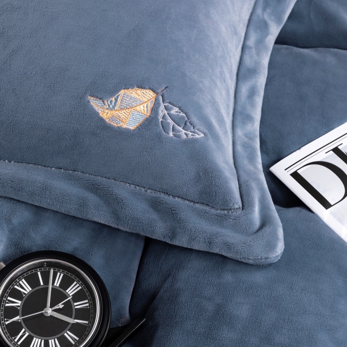 91家纺网 家纺一手货源 找家纺 优姿家纺 2025新款300克全消光牛奶蛋白蚕丝绒四件套 伊琳娜-深灰