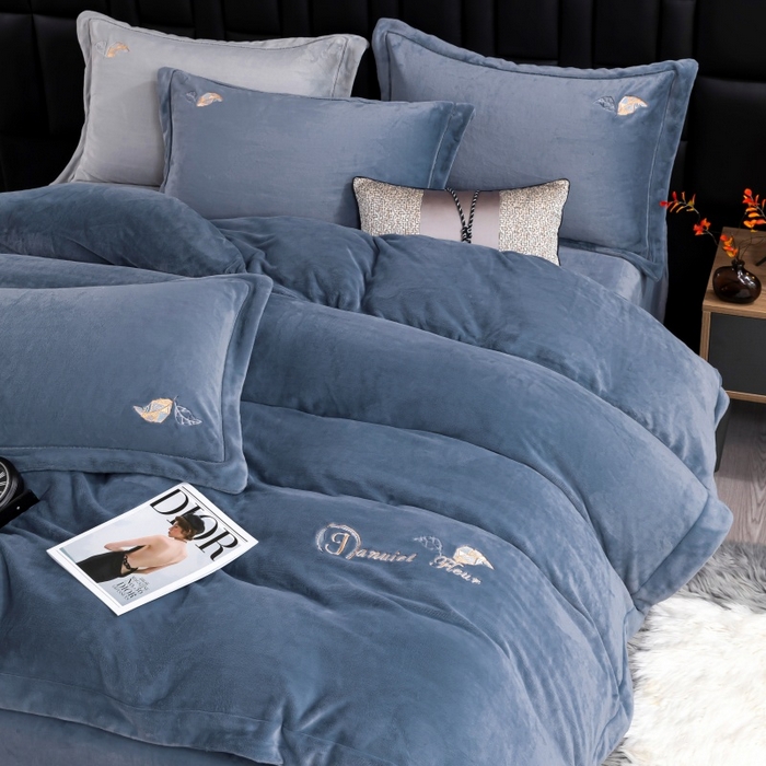 91家纺网 家纺一手货源 找家纺 优姿家纺 2025新款300克全消光牛奶蛋白蚕丝绒四件套 伊琳娜-深灰