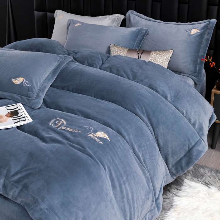 91家纺网 家纺一手货源 找家纺 优姿家纺 2025新款300克全消光牛奶蛋白蚕丝绒四件套 伊琳娜-深灰