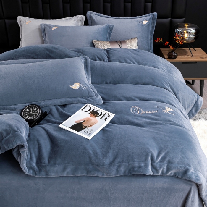 91家纺网 家纺一手货源 找家纺 优姿家纺 2025新款300克全消光牛奶蛋白蚕丝绒四件套 伊琳娜-深灰