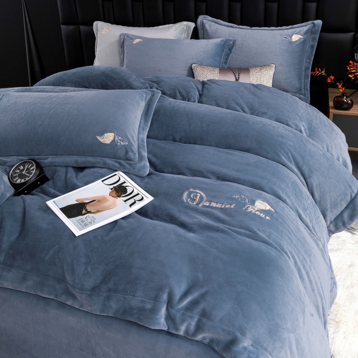 91家纺网 家纺一手货源 找家纺 优姿家纺 2025新款300克全消光牛奶蛋白蚕丝绒四件套 伊琳娜-深灰