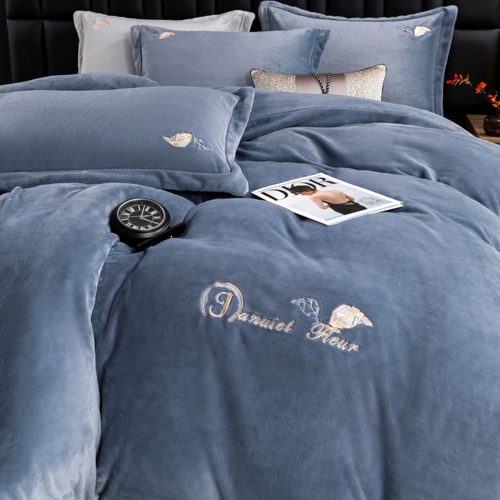 91家纺网 家纺一手货源 找家纺 优姿家纺 2025新款300克全消光牛奶蛋白蚕丝绒四件套 伊琳娜-深灰