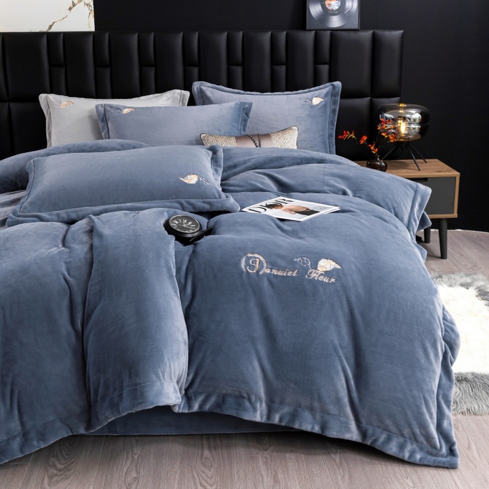 91家纺网 家纺一手货源 找家纺 优姿家纺 2025新款300克全消光牛奶蛋白蚕丝绒四件套 伊琳娜-深灰