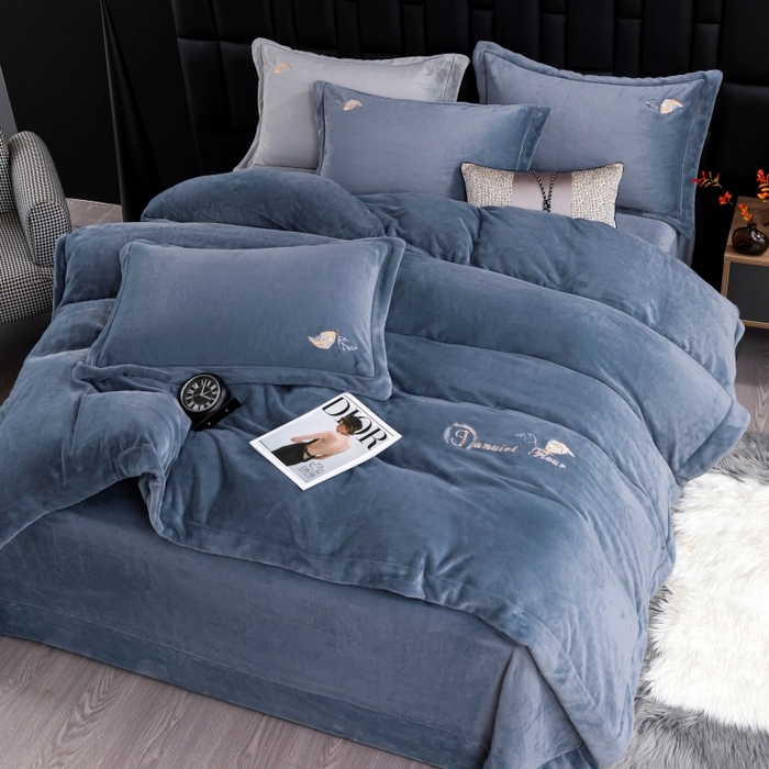 91家纺网 家纺一手货源 找家纺 优姿家纺 2025新款300克全消光牛奶蛋白蚕丝绒四件套 伊琳娜-深灰