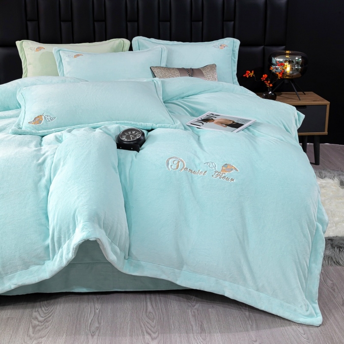 91家纺网 家纺一手货源 找家纺 优姿家纺 2025新款300克全消光牛奶蛋白蚕丝绒四件套 伊琳娜-水绿