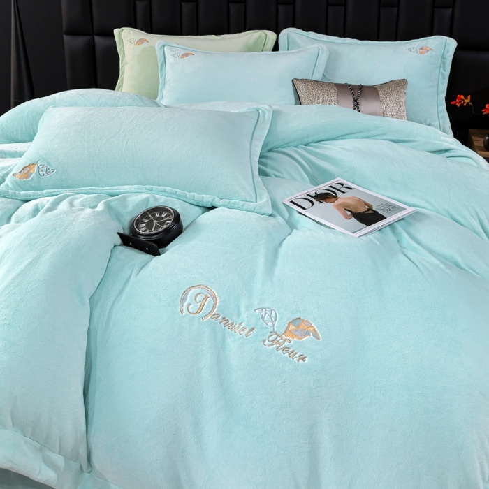 91家纺网 家纺一手货源 找家纺 优姿家纺 2025新款300克全消光牛奶蛋白蚕丝绒四件套 伊琳娜-水绿