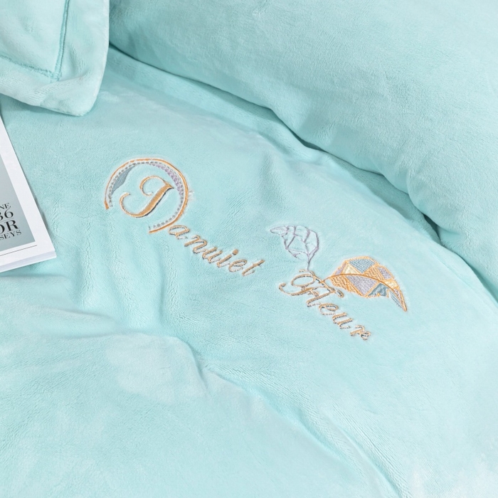 91家纺网 家纺一手货源 找家纺 优姿家纺 2025新款300克全消光牛奶蛋白蚕丝绒四件套 伊琳娜-水绿