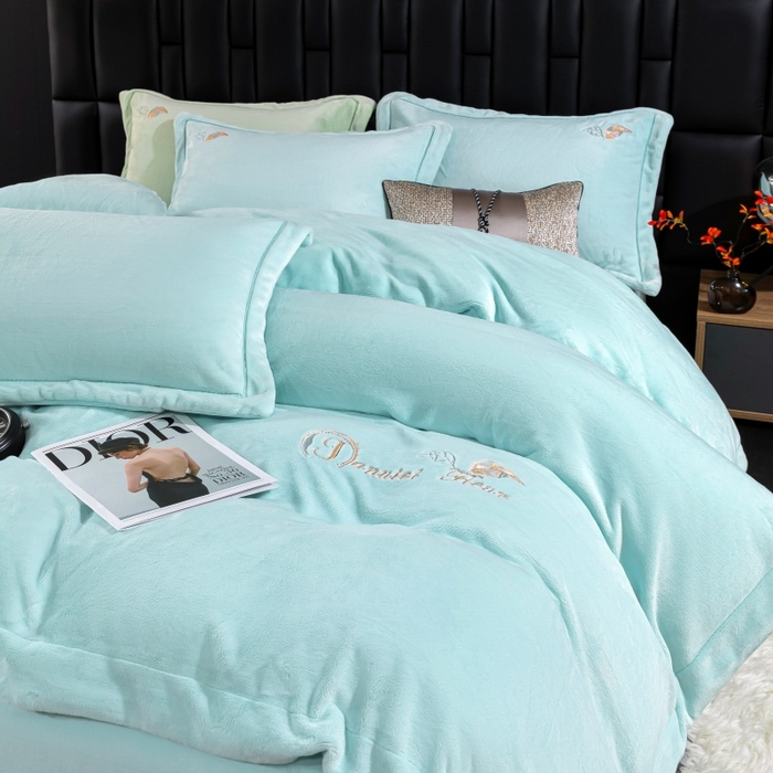 91家纺网 家纺一手货源 找家纺 优姿家纺 2025新款300克全消光牛奶蛋白蚕丝绒四件套 伊琳娜-水绿