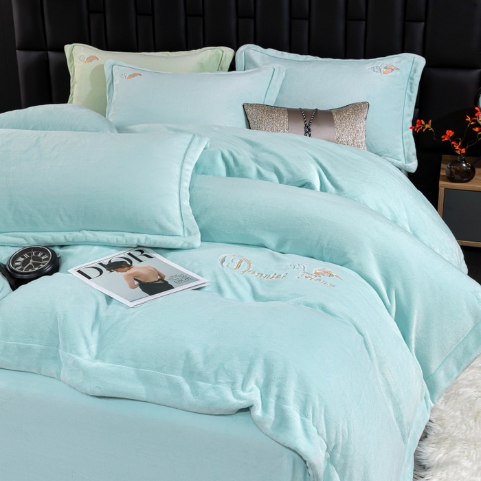 91家纺网 家纺一手货源 找家纺 优姿家纺 2025新款300克全消光牛奶蛋白蚕丝绒四件套 伊琳娜-水绿