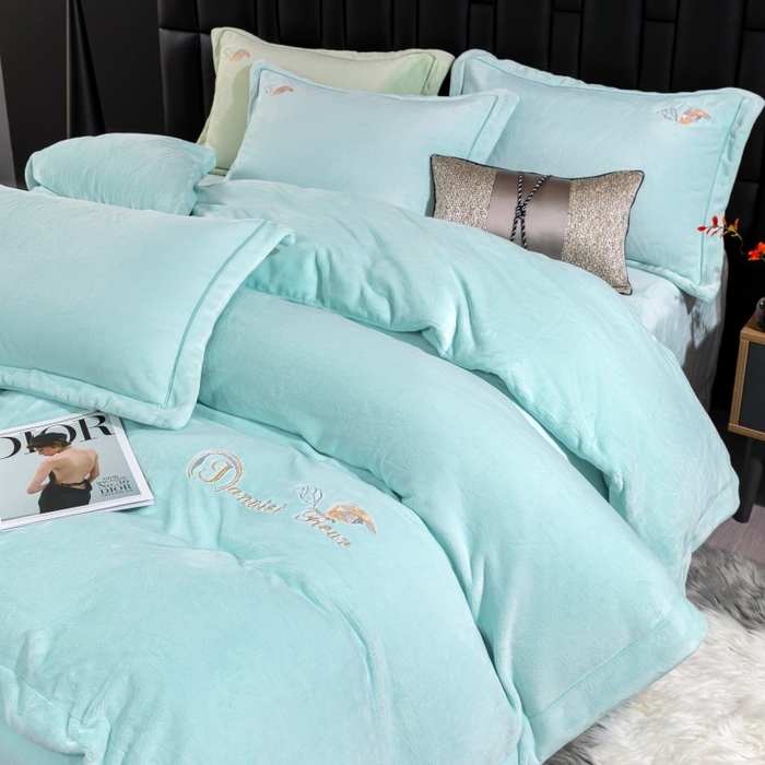 91家纺网 家纺一手货源 找家纺 优姿家纺 2025新款300克全消光牛奶蛋白蚕丝绒四件套 伊琳娜-水绿