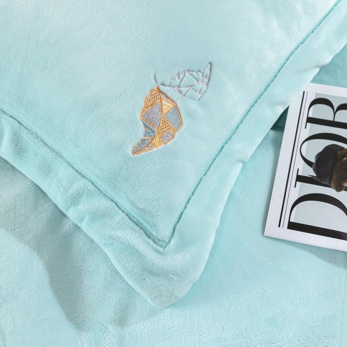 91家纺网 家纺一手货源 找家纺 优姿家纺 2025新款300克全消光牛奶蛋白蚕丝绒四件套 伊琳娜-水绿