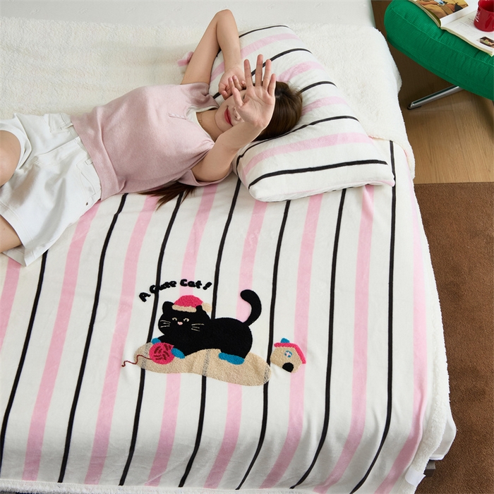 91家纺网 家纺一手货源 找家纺 呗旺鹿 2025新款高克重羊羔绒牛奶绒毛巾绣双层毯 Cat