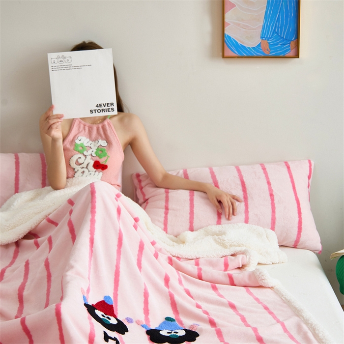 91家纺网 家纺一手货源 找家纺 呗旺鹿 2025新款高克重羊羔绒牛奶绒毛巾绣双层毯 Happy