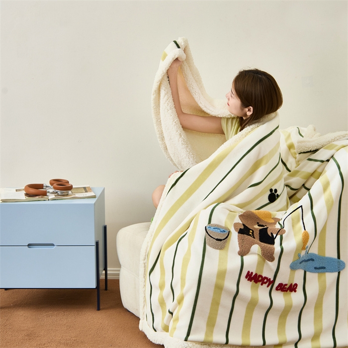 91家纺网 家纺一手货源 找家纺 呗旺鹿 2025新款高克重羊羔绒牛奶绒毛巾绣双层毯 钓鱼小熊