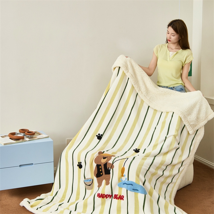 91家纺网 家纺一手货源 找家纺 呗旺鹿 2025新款高克重羊羔绒牛奶绒毛巾绣双层毯 钓鱼小熊