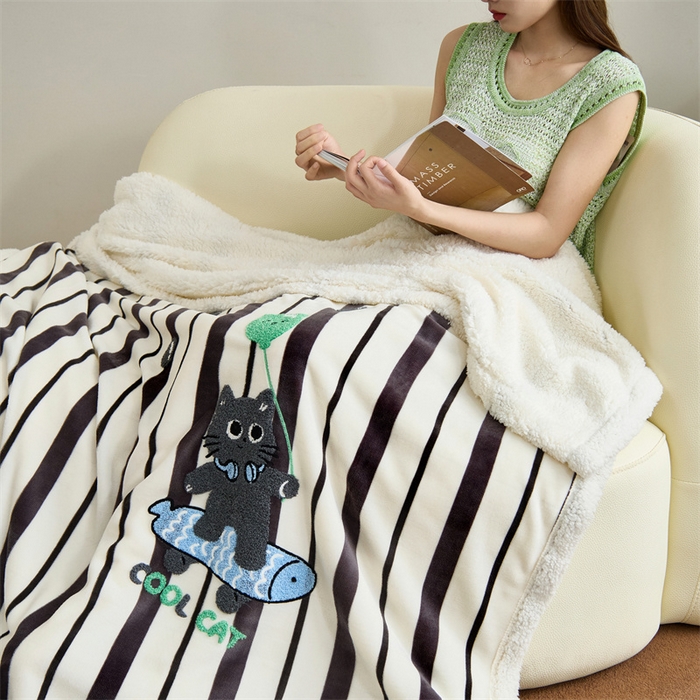呗旺鹿 2025新款高克重羊羔绒牛奶绒毛巾绣双层毯 黑白条纹小猫