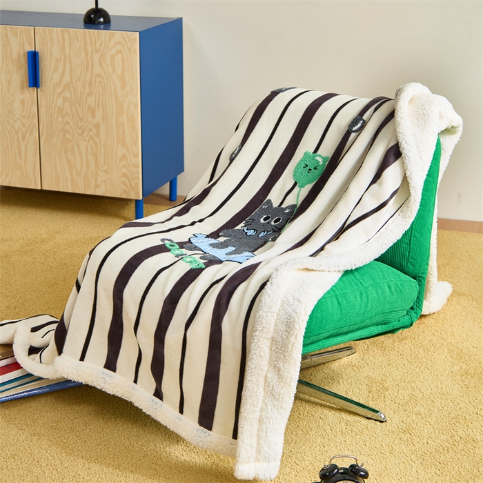 91家纺网 家纺一手货源 找家纺 呗旺鹿 2025新款高克重羊羔绒牛奶绒毛巾绣双层毯 黑白条纹小猫