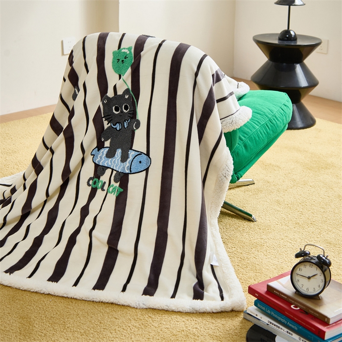 91家纺网 家纺一手货源 找家纺 呗旺鹿 2025新款高克重羊羔绒牛奶绒毛巾绣双层毯 黑白条纹小猫