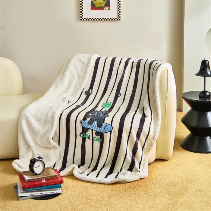 91家纺网 家纺一手货源 找家纺 呗旺鹿 2025新款高克重羊羔绒牛奶绒毛巾绣双层毯 黑白条纹小猫