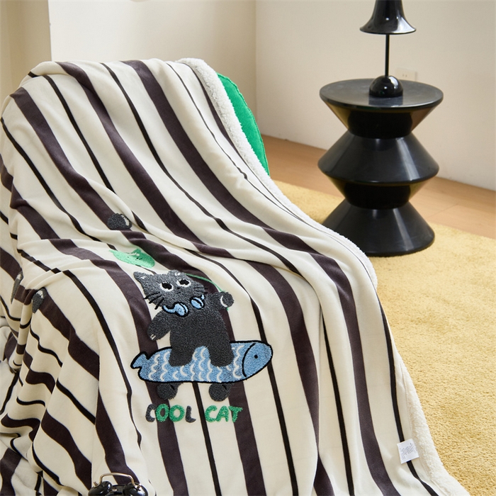 91家纺网 家纺一手货源 找家纺 呗旺鹿 2025新款高克重羊羔绒牛奶绒毛巾绣双层毯 黑白条纹小猫